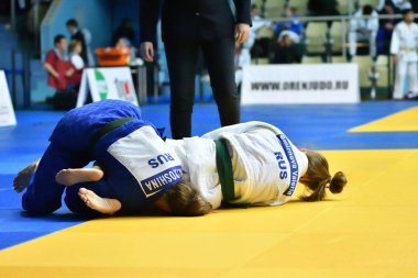 Orenburg, Rusya - 21 Ekim 2017: Kızlar, V. S. Chernomyrdin 'in anısına düzenlenen tüm Rus Judo turnuvasında erkekler ve kızlar arasında yarışıyor.
