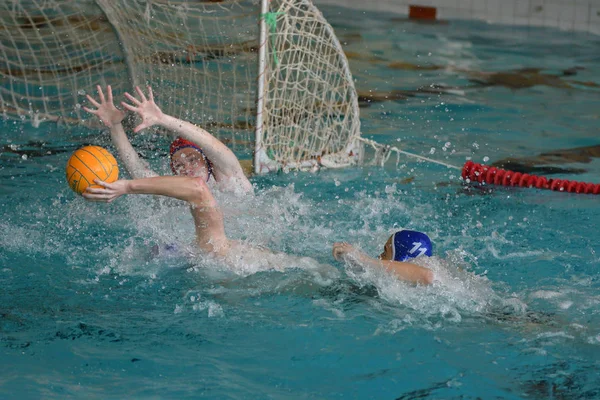 Orenburg, Rusya Federasyonu - ebilmek 4, 2017 yıl: çocuklar su topu şehir su topu turnuvasında oynamak