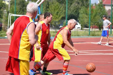 Orenburg, Rusya Federasyonu - 30 Temmuz 2017 yıl: millet, yaz sokak Basketbol Ligi ikinci turunda sokak basketbol oyun