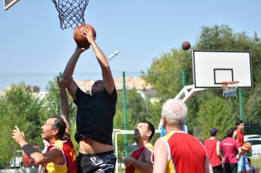Orenburg, Rusya Federasyonu - 30 Temmuz 2017 yıl: millet, yaz sokak Basketbol Ligi ikinci turunda sokak basketbol oyun