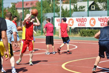 Orenburg, Rusya Federasyonu - 30 Temmuz 2017 yıl: millet, yaz sokak Basketbol Ligi ikinci turunda sokak basketbol oyun