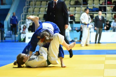 Orenburg, Rusya - 21 Ekim 2017: Kızlar, V. S. Chernomyrdin 'in anısına düzenlenen tüm Rus Judo turnuvasında erkekler ve kızlar arasında yarışıyor.