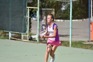 Orenburg, Rusya - 15 Ağustos 2017: Orenburg Bölgesi Tenis Federasyonu ödüllerinde oynayan kız