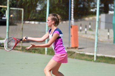 Orenburg, Rusya - 15 Ağustos 2017: Orenburg Bölgesi Tenis Federasyonu ödüllerinde oynayan kız