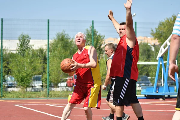 Orenburg, Rusya Federasyonu - 30 Temmuz 2017 yıl: millet, yaz sokak Basketbol Ligi ikinci turunda sokak basketbol oyun