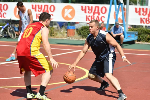 Orenburg, Rusya Federasyonu - 30 Temmuz 2017 yıl: millet, yaz sokak Basketbol Ligi ikinci turunda sokak basketbol oyun