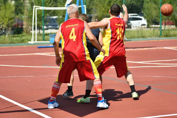 Orenburg Rusia Julio 2017 Año Los Hombres Juegan Street Basketball —  Fotos de Stock