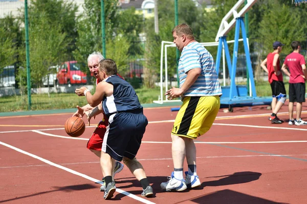 Orenburg, Rusya Federasyonu - 30 Temmuz 2017 yıl: millet, yaz sokak Basketbol Ligi ikinci turunda sokak basketbol oyun