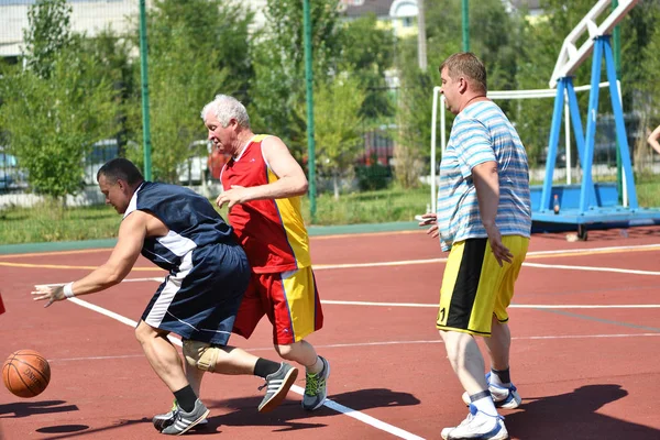 Orenburg Rússia Julho 2017 Ano Homens Jogam Basquete Rua Segunda — Fotografia de Stock