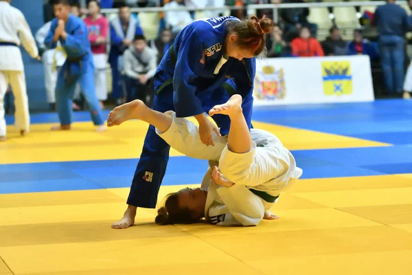 Orenburg, Rusya - 21 Ekim 2017: Kızlar, V. S. Chernomyrdin 'in anısına düzenlenen tüm Rus Judo turnuvasında erkekler ve kızlar arasında yarışıyor.
