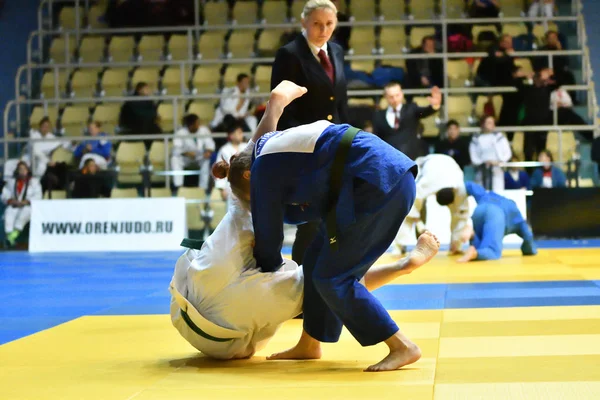 Orenburg, Rusya - 21 Ekim 2017: Kızlar, V. S. Chernomyrdin 'in anısına düzenlenen tüm Rus Judo turnuvasında erkekler ve kızlar arasında yarışıyor.