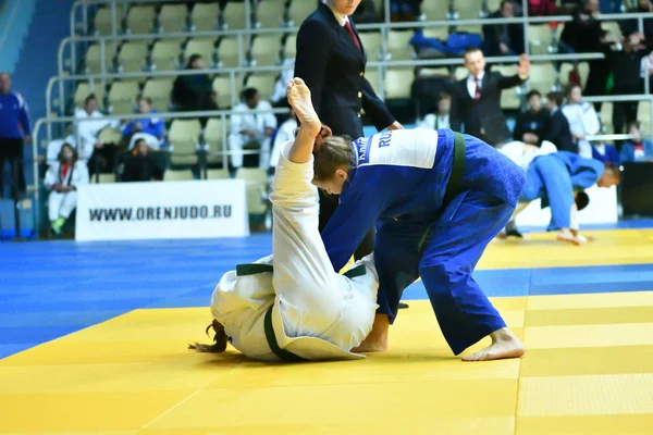 Orenburg, Rusya - 21 Ekim 2017: Kızlar, V. S. Chernomyrdin 'in anısına düzenlenen tüm Rus Judo turnuvasında erkekler ve kızlar arasında yarışıyor.
