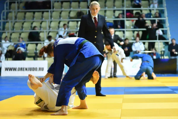 Orenburg, Rusya - 21 Ekim 2017: Kızlar, V. S. Chernomyrdin 'in anısına düzenlenen tüm Rus Judo turnuvasında erkekler ve kızlar arasında yarışıyor.