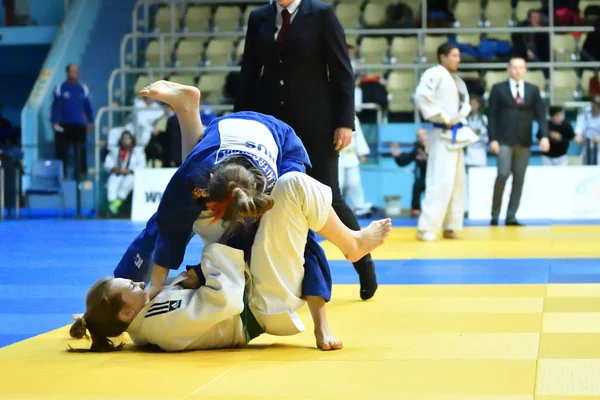 Orenburg, Rusya - 21 Ekim 2017: Kızlar, V. S. Chernomyrdin 'in anısına düzenlenen tüm Rus Judo turnuvasında erkekler ve kızlar arasında yarışıyor.