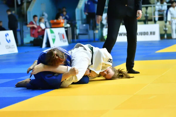 Orenburg, Rusya - 21 Ekim 2017: Kızlar, V. S. Chernomyrdin 'in anısına düzenlenen tüm Rus Judo turnuvasında erkekler ve kızlar arasında yarışıyor.