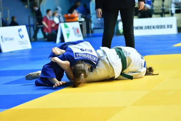 Orenburg, Rusya - 21 Ekim 2017: Kızlar, V. S. Chernomyrdin 'in anısına düzenlenen tüm Rus Judo turnuvasında erkekler ve kızlar arasında yarışıyor.