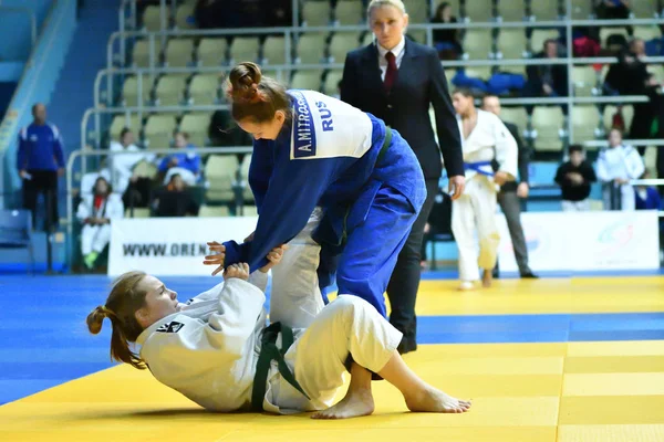 Orenburg, Rusya - 21 Ekim 2017: Kızlar, V. S. Chernomyrdin 'in anısına düzenlenen tüm Rus Judo turnuvasında erkekler ve kızlar arasında yarışıyor.