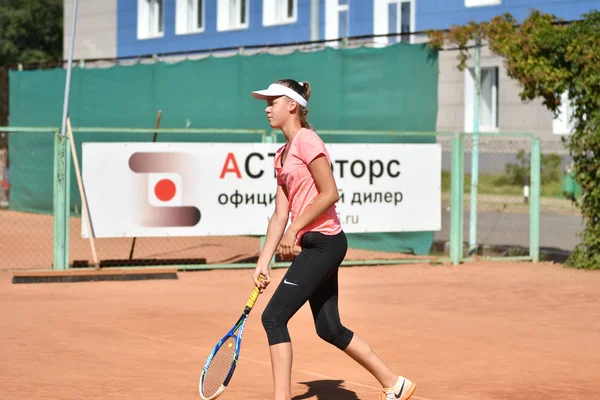 Orenburg Rusia Agosto 2017 Año Niña Jugando Tenis Los Premios —  Fotos de Stock