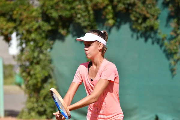 Orenburg Russland August 2017 Jahr Mädchen Spielt Tennis Auf Den — Stockfoto