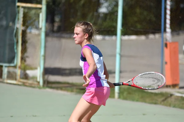 Orenburg, Rusya - 15 Ağustos 2017: Orenburg Bölgesi Tenis Federasyonu ödüllerinde oynayan kız