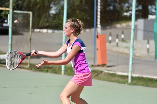 Orenburg Russie Août 2017 Année Jeune Fille Jouant Tennis Sur — Photo