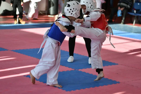 2018年1月27日 俄罗斯奥伦堡 孩子们在跆拳道参加奥林匹克保留区第2号锦标赛学校的比赛 — 图库照片
