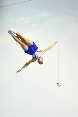 Orenburg, Rusya Federasyonu - 3 Aralık 2016: boys Orenburg bölgesi arasında Junior yarışmalar trambolinde üzerinde atlama rekabet