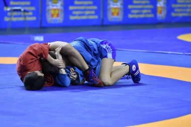 Orenburg, Rusya - 16 Şubat 2019: Çocuklar yarışmalar kendini savunma Şampiyonası'nda silahsız Sambo tarafından Orenburg bölgesi 2003-2004 biennium Doğum tarihi kız ve erkek çocuklar arasında