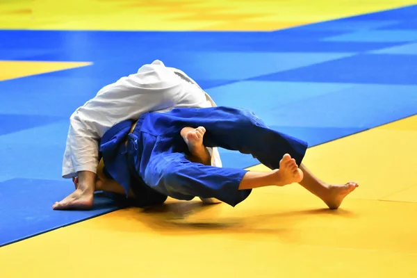 Kimonolu Judoka Tatamide Yarışıyor — Stok fotoğraf