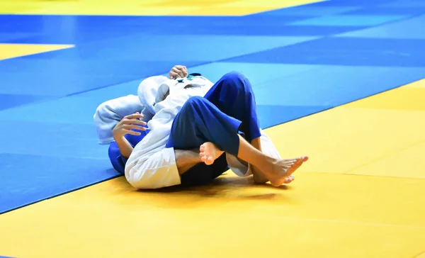 Két Fiú Judoka Kimonóban Versenyez Tatamin — Stock Fotó