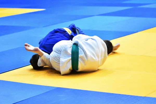 Due Ragazzi Judoka Kimono Gareggiano Sul Tatami — Foto Stock