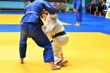 Orenburg, Rusya Federasyonu - 21 Ekim 2017: Boys V. S. Çernomirdin anısına adanmış kız ve erkek çocuklar arasında tüm Rus Judo turnuvasında Judo rekabet