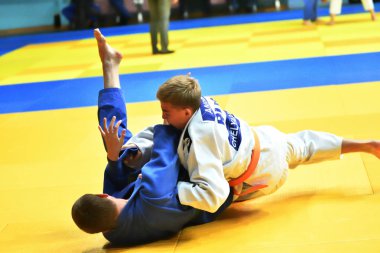 Orenburg, Rusya Federasyonu - 21 Ekim 2017: Boys V. S. Çernomirdin anısına adanmış kız ve erkek çocuklar arasında tüm Rus Judo turnuvasında Judo rekabet
