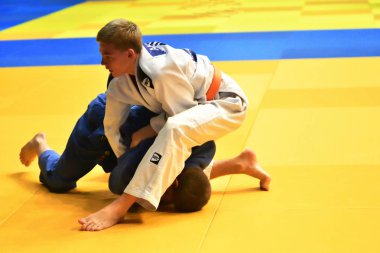 Orenburg, Rusya Federasyonu - 21 Ekim 2017: Boys V. S. Çernomirdin anısına adanmış kız ve erkek çocuklar arasında tüm Rus Judo turnuvasında Judo rekabet