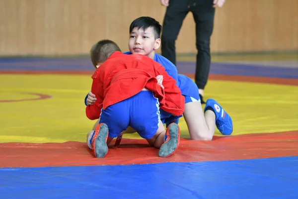 Orenburg, Oroszország - 2019. február 23.: Fiúk versenyek Sambo — Stock Fotó