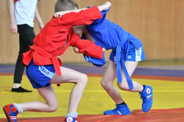 Orenburg, Rússia - 23 de fevereiro de 2019: Competições de meninos Sambo — Fotografia de Stock