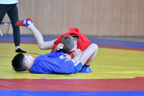 Orenburg, Ryssland - 23 februari 2019: Pojkar tävlingar Sambo — Stockfoto