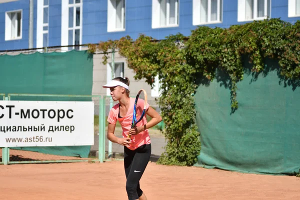 Оренбург, Росія - 15 серпня 2017 року: дівчина грати в теніс — стокове фото