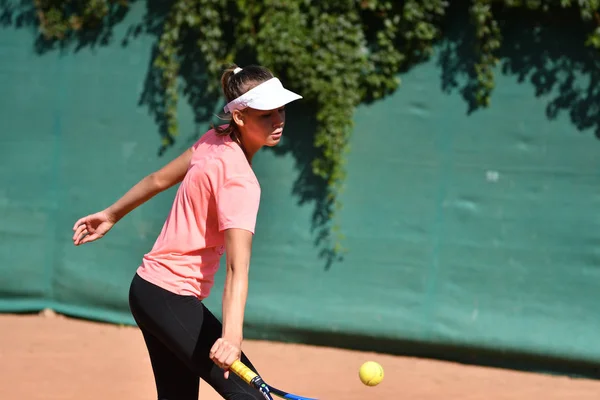 Orenburg, Rusia - 15 de agosto de 2017 año: niña jugando al tenis — Foto de Stock