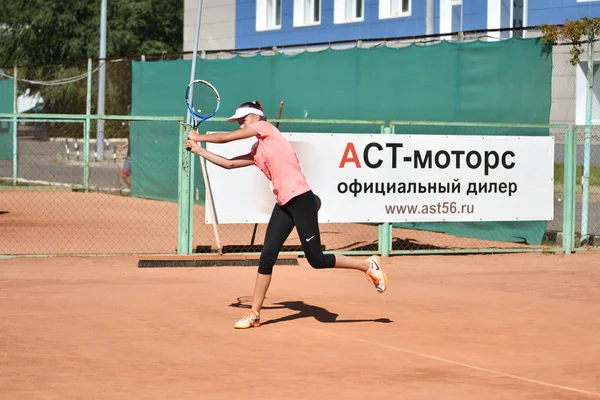 Orenburg, russland - august 15, 2017 jahr: mädchen spielt tennis — Stockfoto