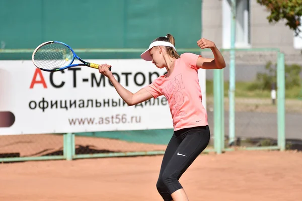 Orenburg, Rusia - 15 de agosto de 2017 año: niña jugando al tenis — Foto de Stock