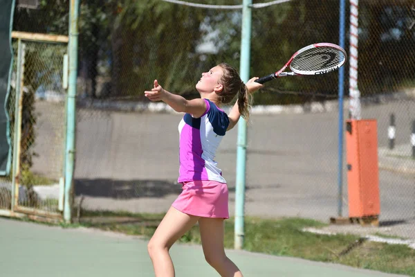 Orenburg, Rusia - 15 de agosto de 2017 año: niña jugando al tenis — Foto de Stock