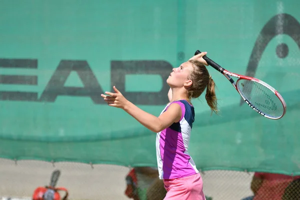 Orenburg, Russia - 15 agosto 2017 anno: ragazza che gioca a tennis — Foto Stock