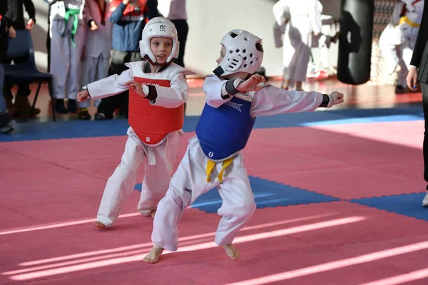 Orenburg, Rosja - lat 27 stycznia 2018: dzieci konkurować w Taekwondo — Zdjęcie stockowe