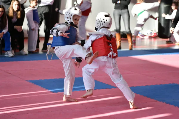 Orenburg, Rusko - 27. ledna 2018 let: děti soutěžit v Taekwondo — Stock fotografie