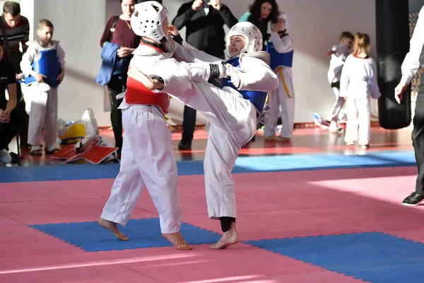 Orenburg, Rusko - 27. ledna 2018 let: děti soutěžit v Taekwondo — Stock fotografie