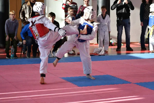 Orenburg, Rusko - 27. ledna 2018 let: děti soutěžit v Taekwondo — Stock fotografie