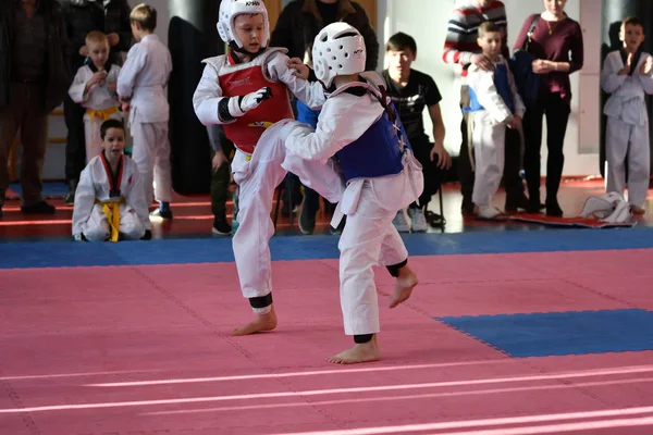Όρεμπουργκ, Ρωσία - 27 Ιανουαρίου 2018 χρόνια: τα παιδιά ανταγωνίζονται στο Τάε Κβον Ντο — Φωτογραφία Αρχείου