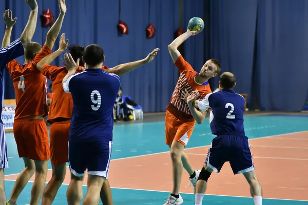 Orenburg, Rusland - 11-13 februari 2018 jaar: jongens spelen in Handbal — Stockfoto