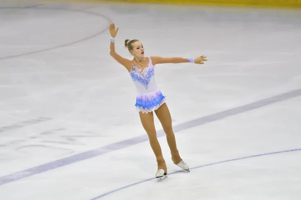 Orenburg, Rússia - 31 de março de 2018 ano: Meninas competem na patinação artística — Fotografia de Stock